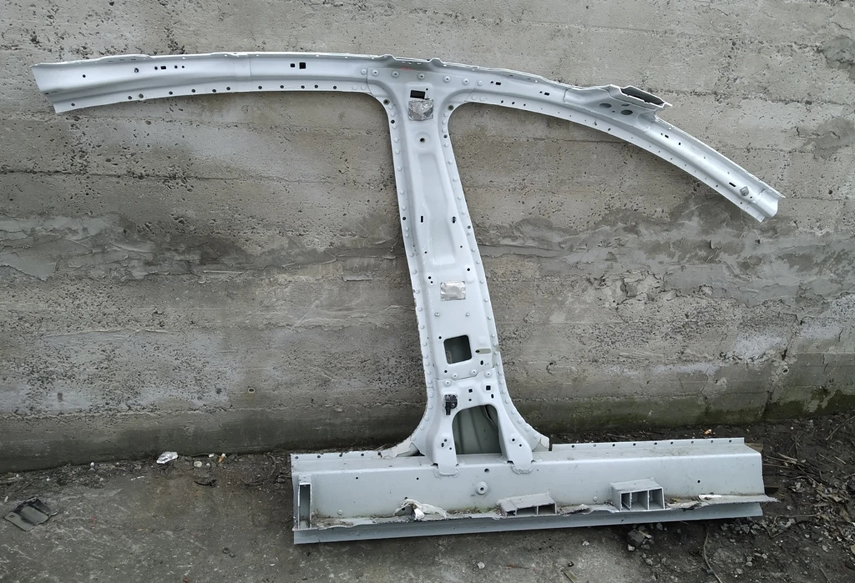 Кузовна панель лівої стійки B (середній) в зборі з частиною порога і панорамної даху Tesla model S REST, model S 1024206-S0-B