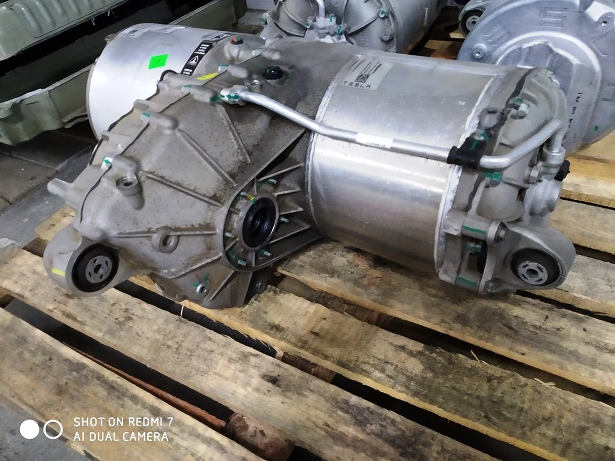 1 Мотор задний большой без платы управления инвертора и низковольтоного разъема Tesla model S, model S REST 1025276-00-Q