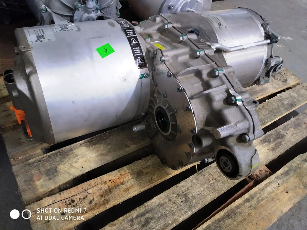 1 Мотор задний большой без платы управления инвертора и низковольтоного разъема Tesla model S, model S REST 1025276-00-Q