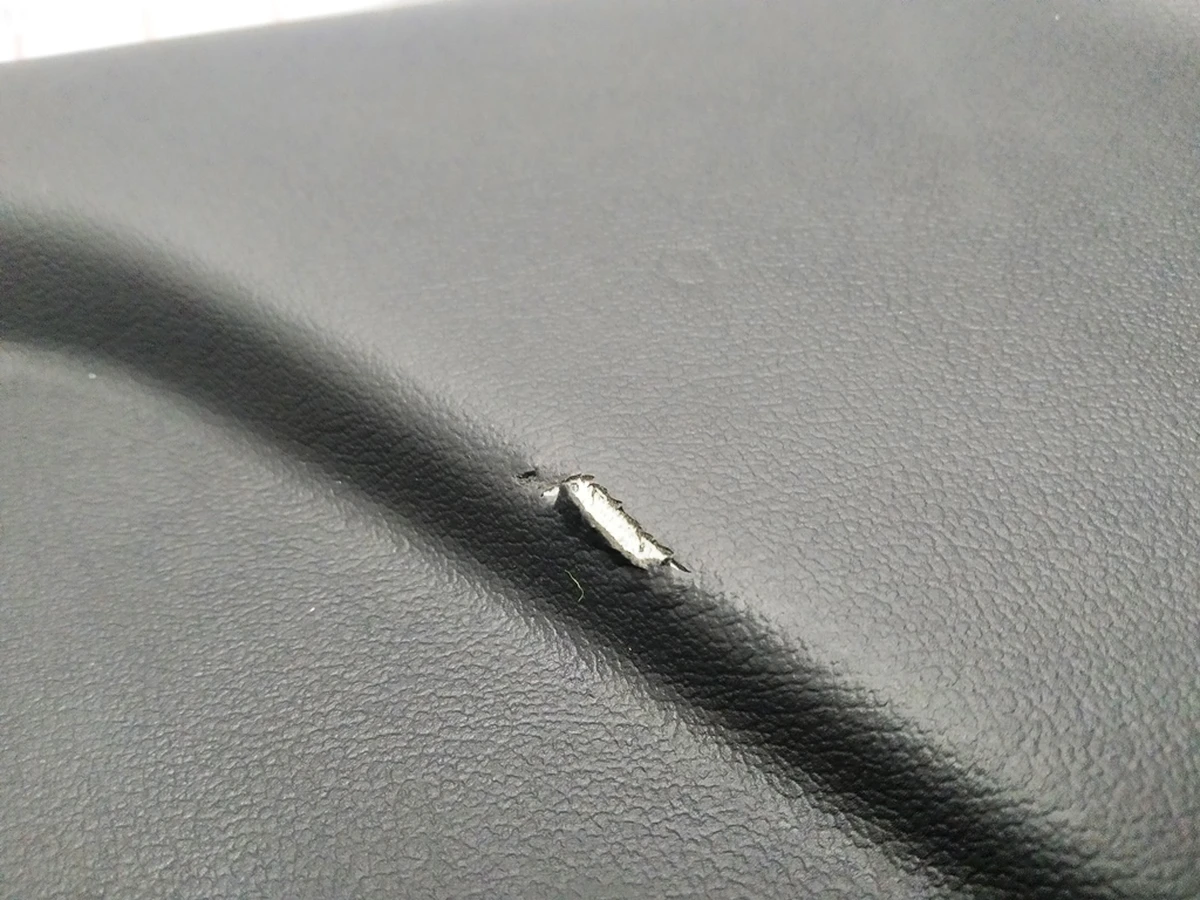 Чехол-накладка задняя спинки сиденья водительского/пассажирского GEN 1/GEN 2 (с повреж.) Tesla model S, model S REST 1025651-00-B