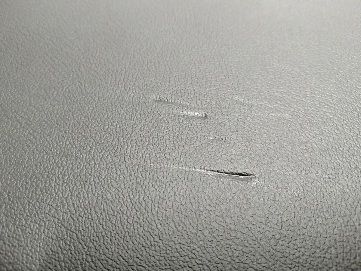 Чехол-накладка задняя спинки сиденья водительского/пассажирского GEN 1/GEN 2 (с повреж.) Tesla model S, model S REST 1025651-00-B