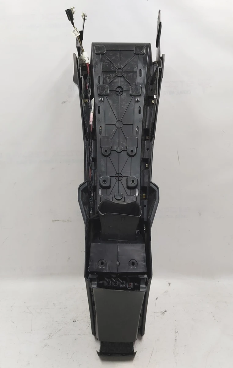 Центральная консоль в сборе подлокотник черная кожа подстаканник CARBON FIBER Tesla model X 1026728-S0-E