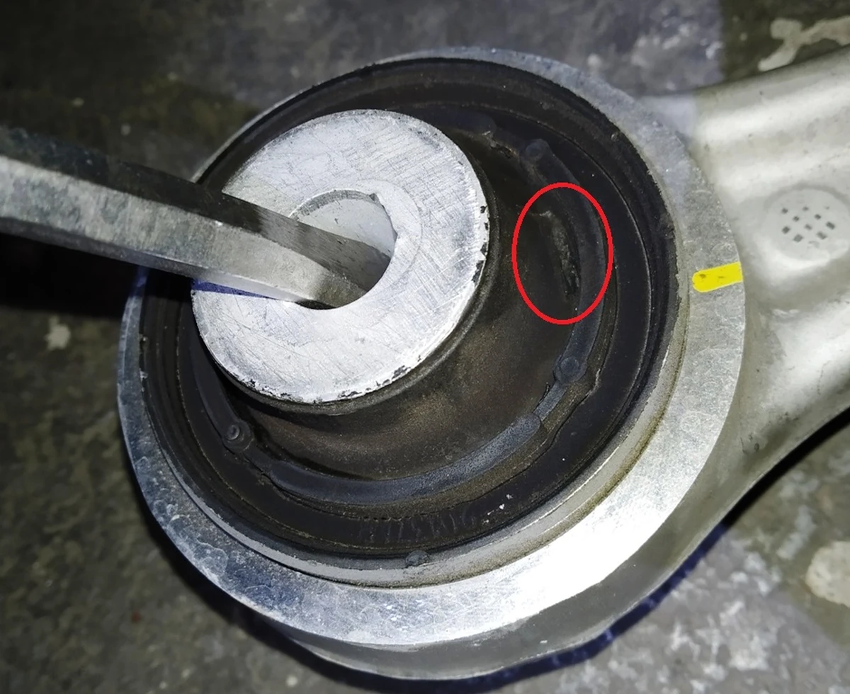 11 FR SUSP AFT LINK ASSY (torn silent block) Tesla model S, model S REST, model X 1027351-00-C