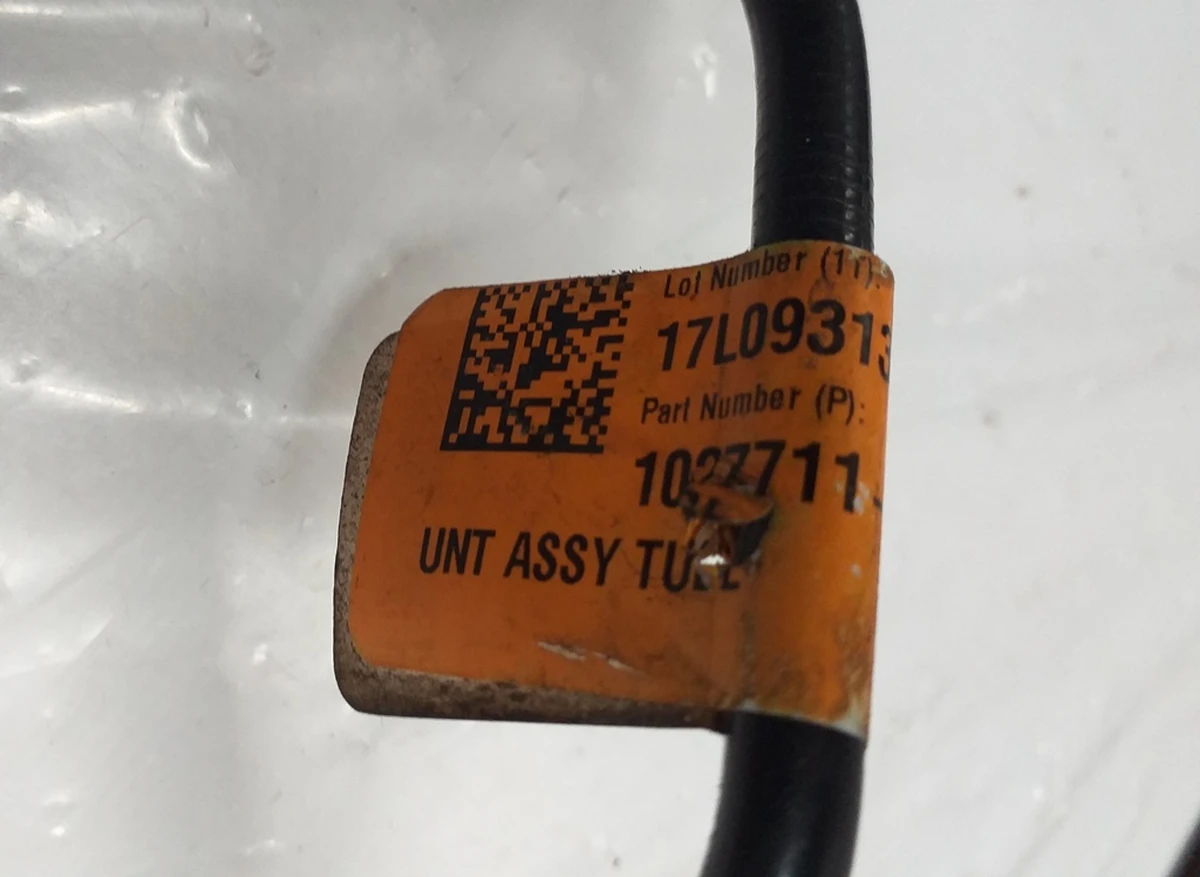 1 Трубопровід гальмівної системи (від головного циліндра до ABS) 2 трубки в комплекті Tesla model X 1027711-80-E