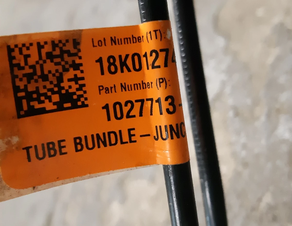 3 Гальмівна магістраль 2-трубки в комплекті Tesla Model X 1027713-00-D