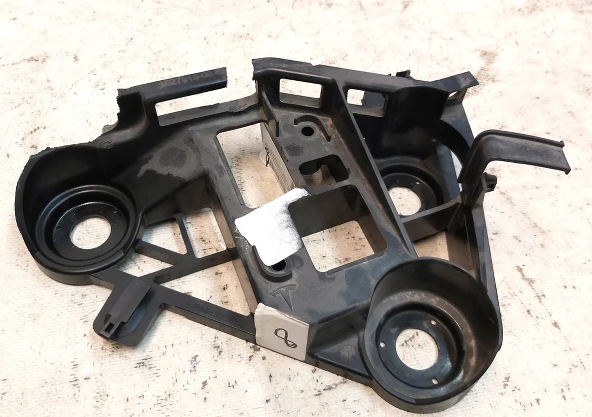 Кронштейн компресора пневмо підвіски WABCO з пошкодженням Tesla model X 1027918-00-C