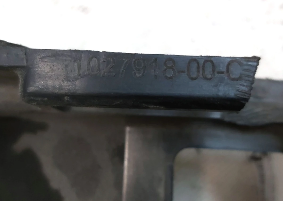 Кронштейн компресора пневмо підвіски WABCO з пошкодженням Tesla model X 1027918-00-C