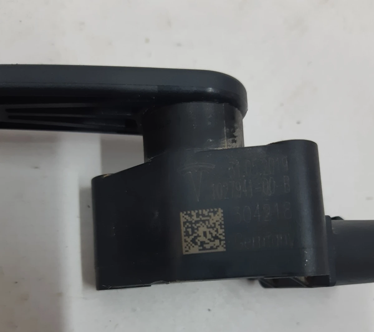 1 AIR SUSP HEIGHT SNSR ASY FR LH Tesla model S, model S REST, model X 1027941-00-B