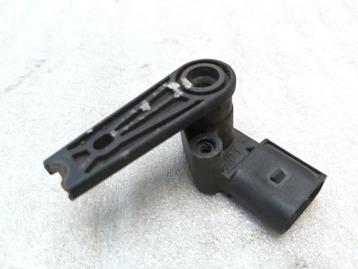 9 Датчик рівня задньої пневмоподвески правий (зламаний важіль) Tesla model X 1027976-00-A