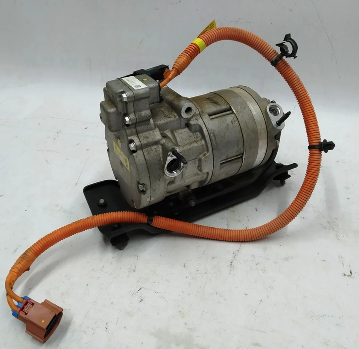 1 Компрессор кондиционера в сборе с кронштейнами и проводкой RWD Tesla Model S 1028398-00-J