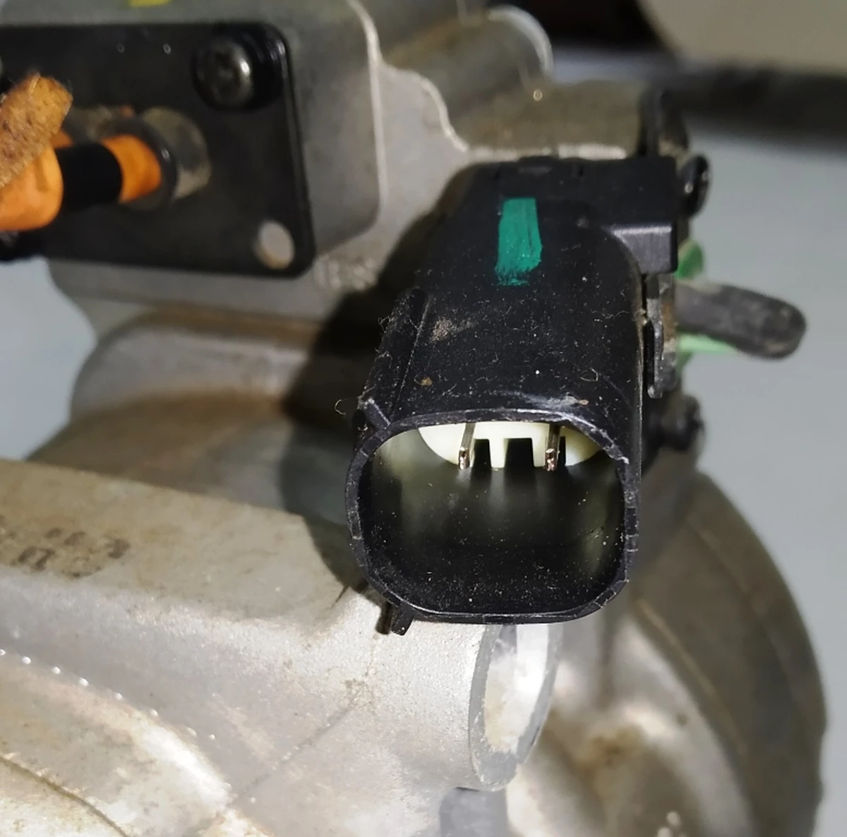 1 Компрессор кондиционера в сборе с кронштейнами и проводкой RWD Tesla Model S 1028398-00-J