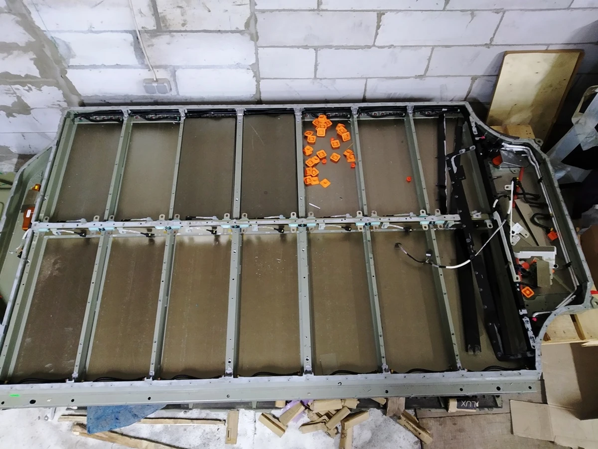 Main battery housing 85 KWH with cooling pipes and power bus Tesla model S, model S REST 1028600-00-W