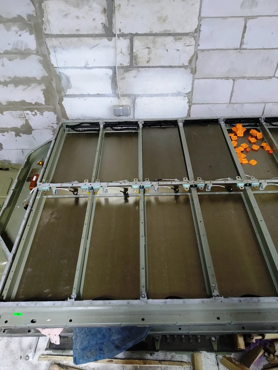 Main battery housing 85 KWH with cooling pipes and power bus Tesla model S, model S REST 1028600-00-W