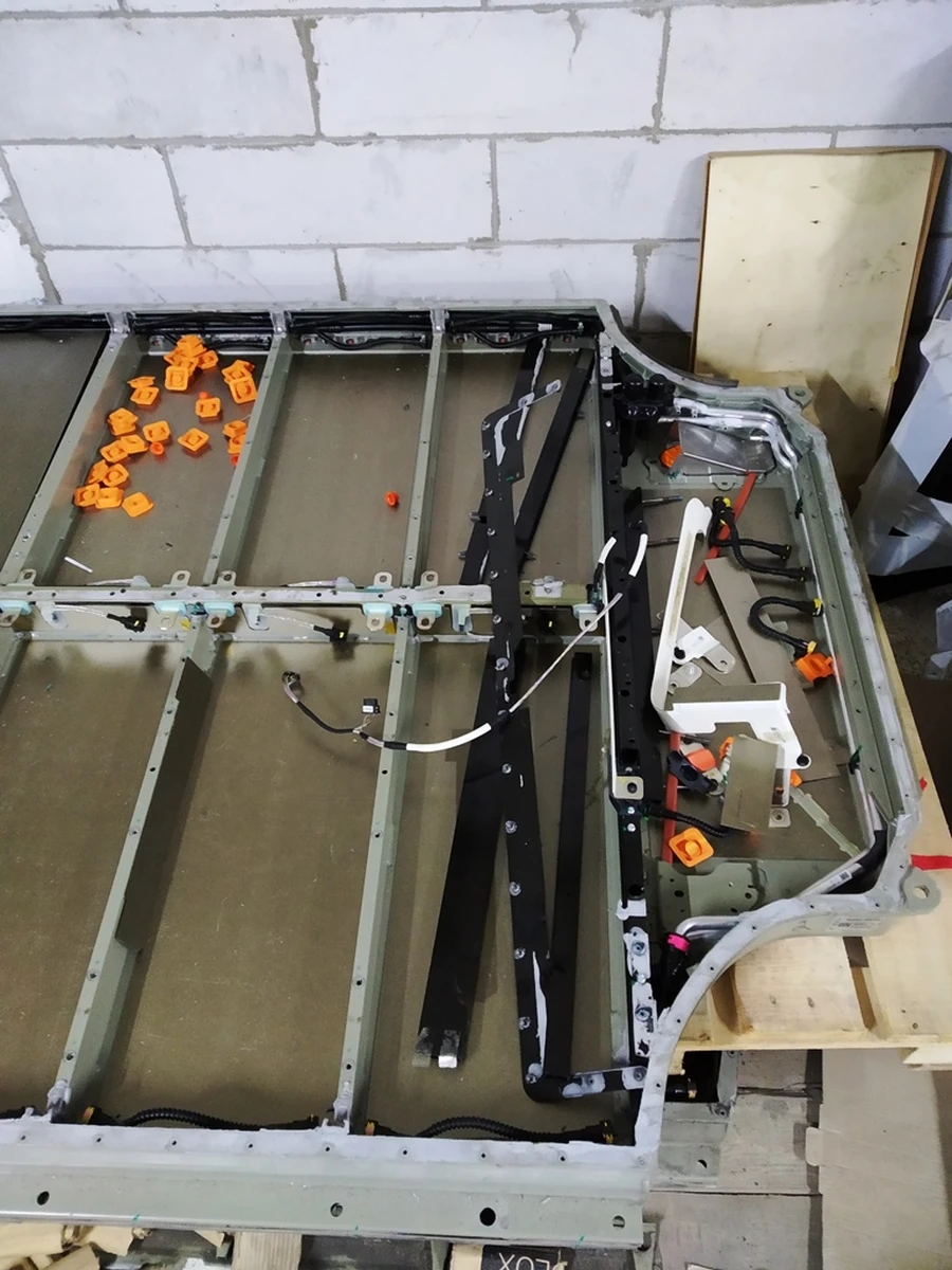 Main battery housing 85 KWH with cooling pipes and power bus Tesla model S, model S REST 1028600-00-W