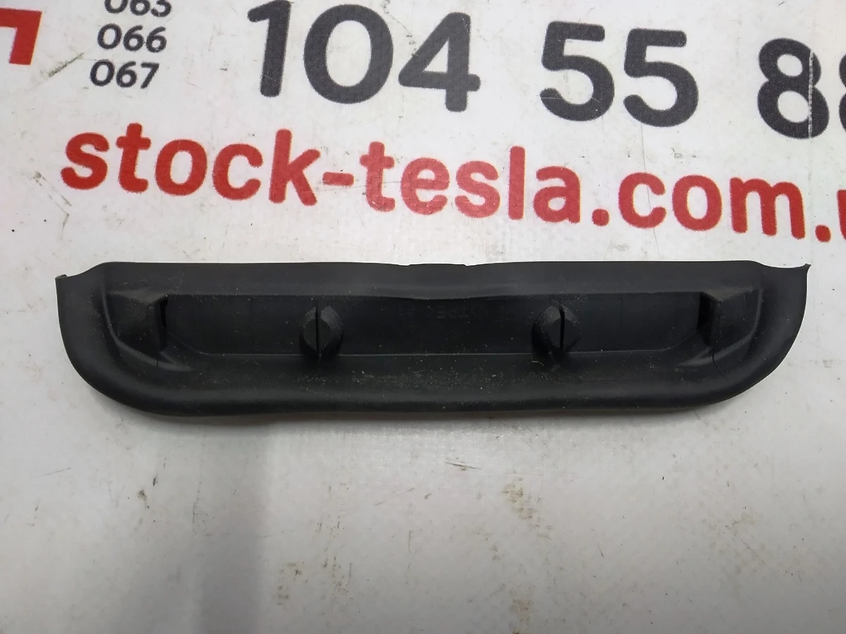 Гумова накладка упору лівого / правого вехньої панелі дверей задньої лівої / правої Tesla model X 1028768-00-X
