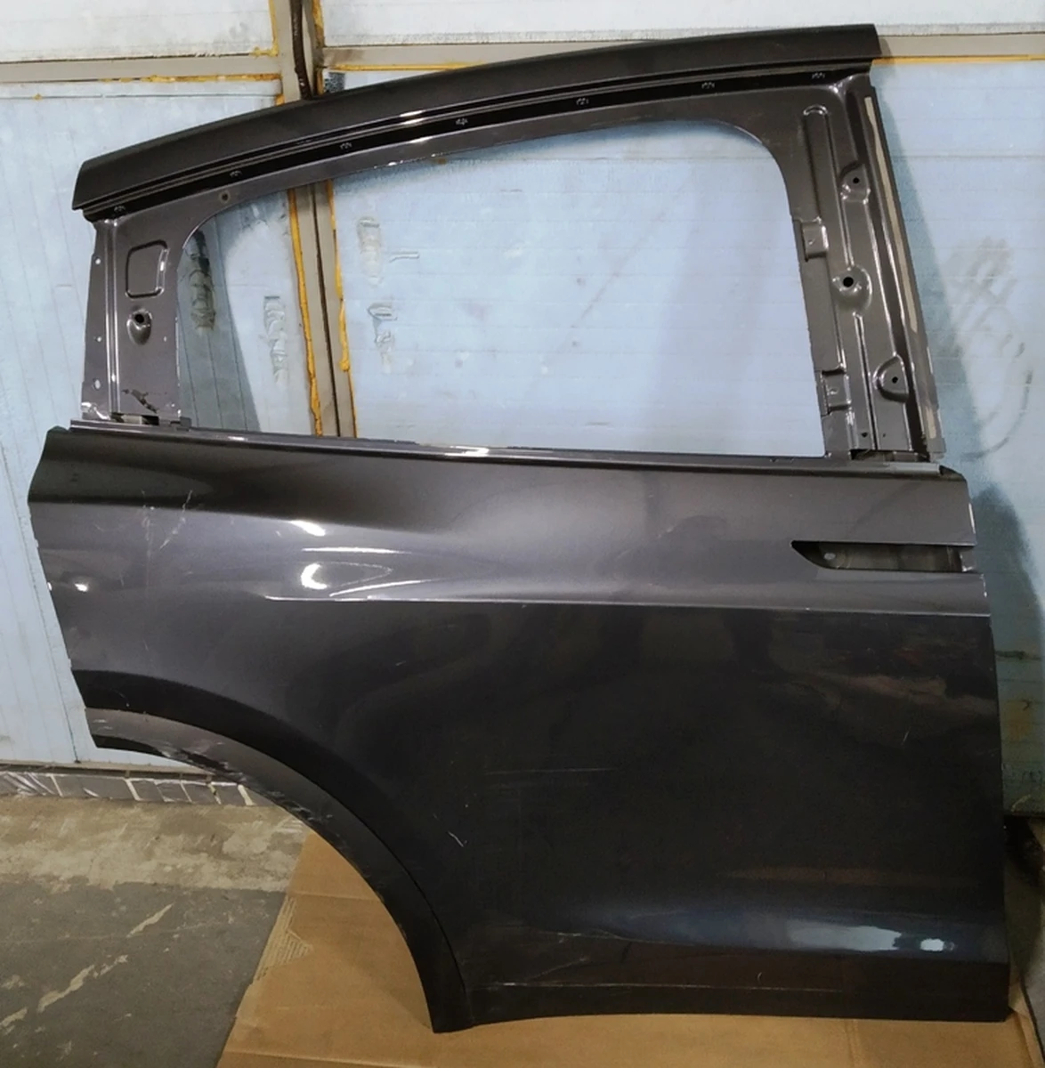 9 Двері задні права (метал) у зборі з накладної арки, нижньою накладкою, міжсекц. упл. та корпусом рад. датчика (з ушкодж.) Tesla model X 1069538-E0-A