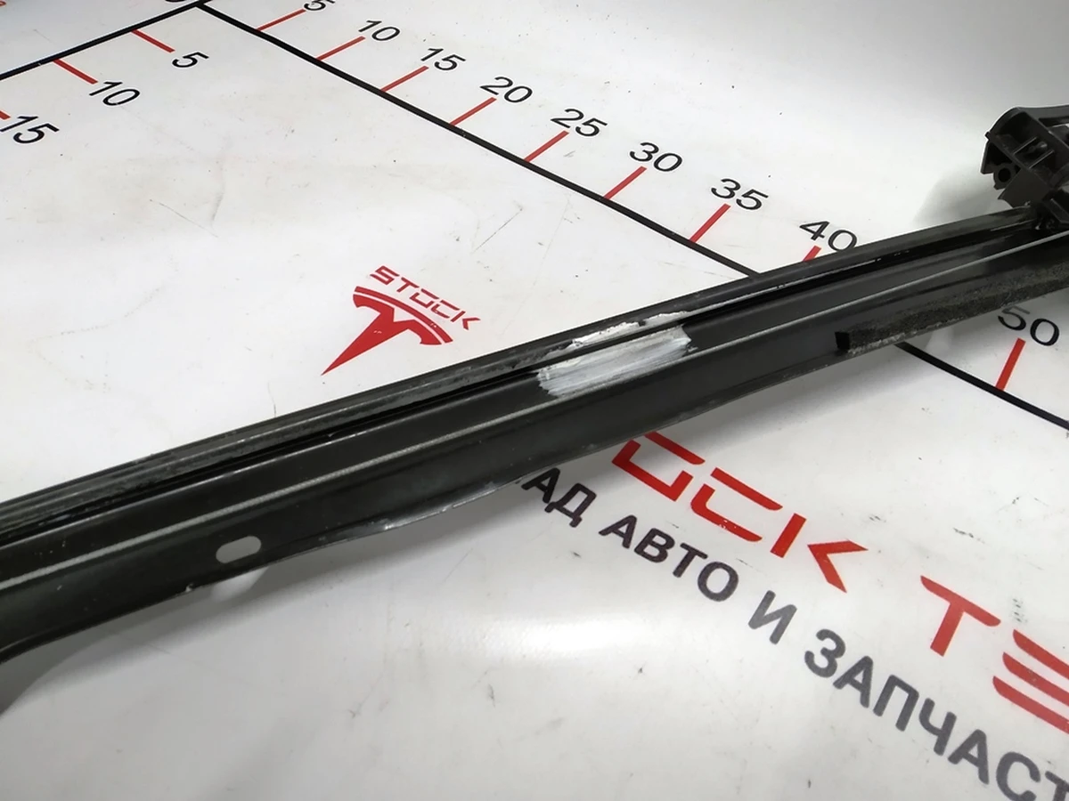 1 Склопідйомник передній лівий (деформована напрямна планка) Tesla model X 1028818-00-F