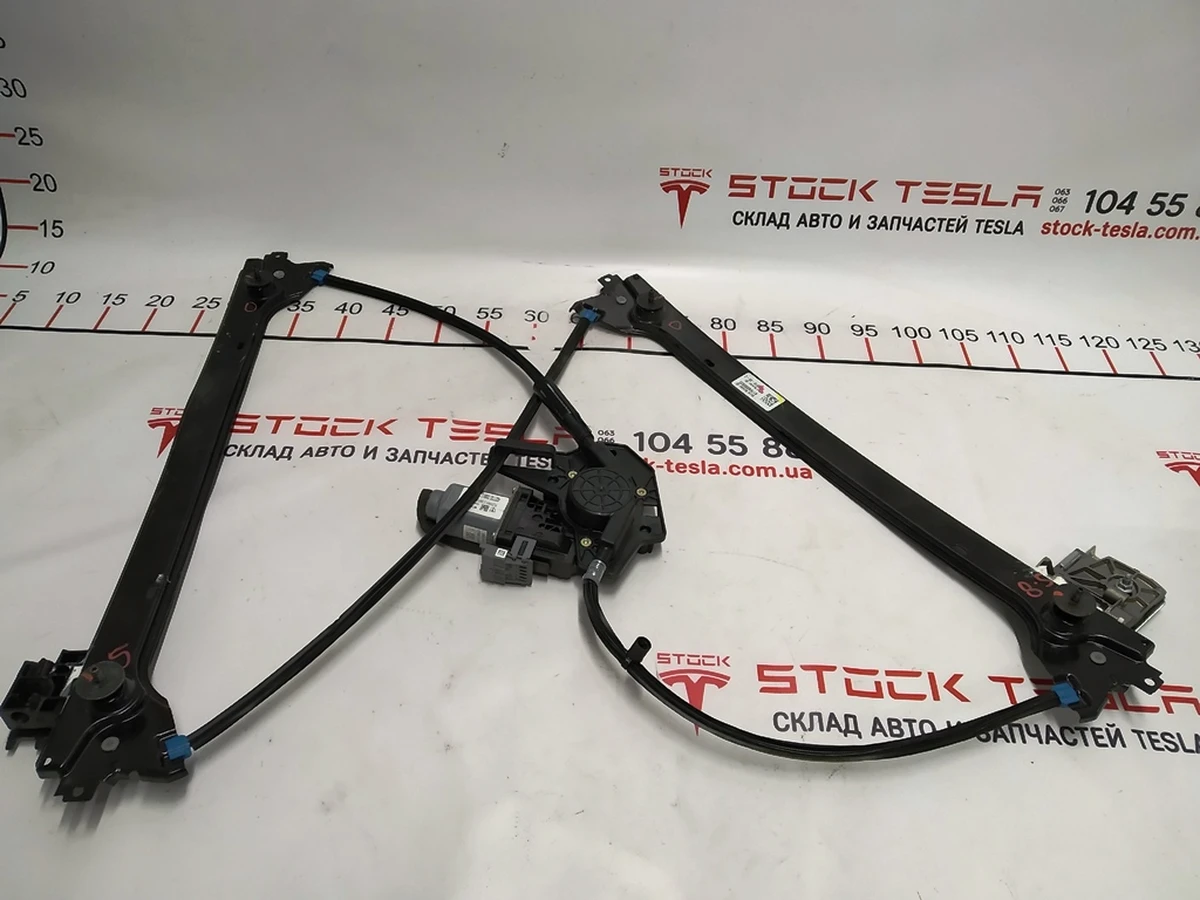 1 Склопідйомник передній лівий (деформована напрямна планка) Tesla model X 1028818-00-F