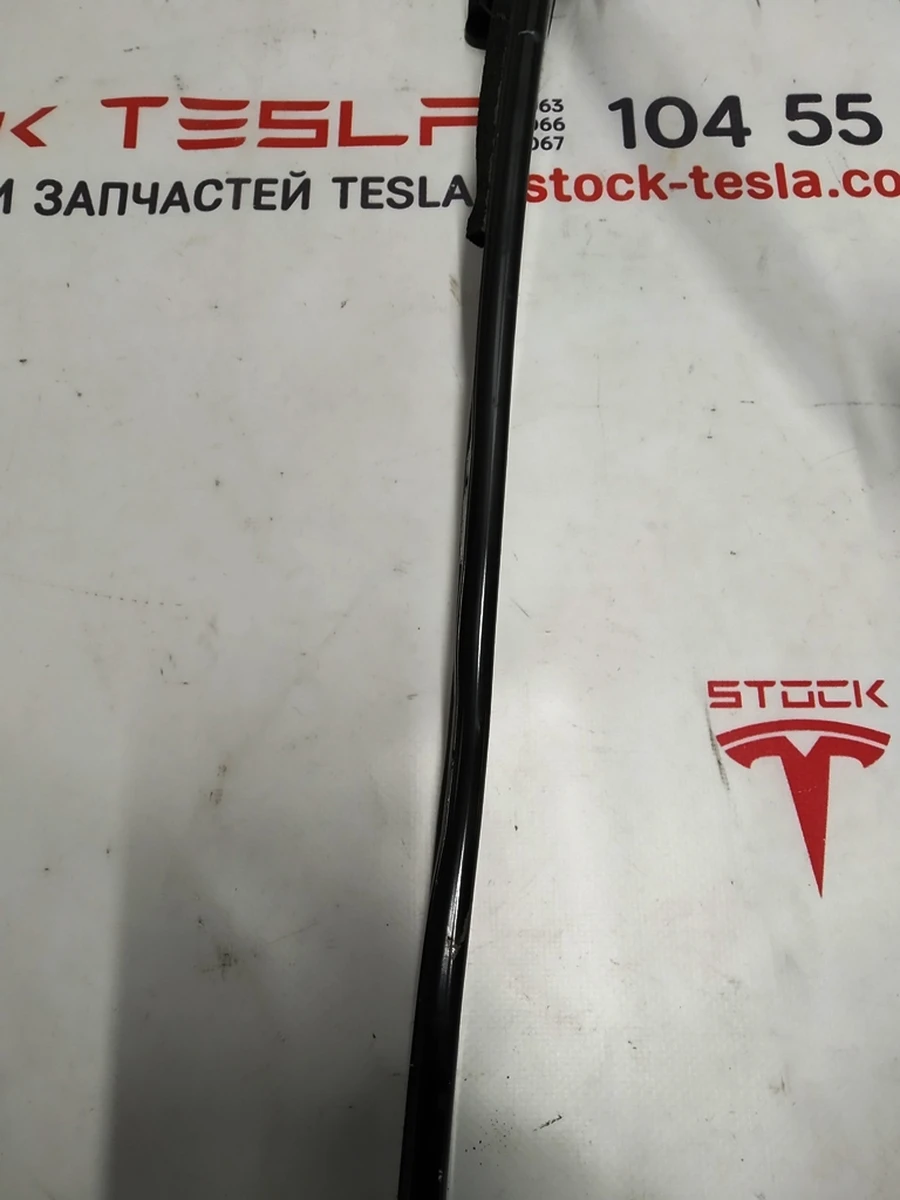 1 Склопідйомник передній лівий (деформована напрямна планка) Tesla model X 1028818-00-F