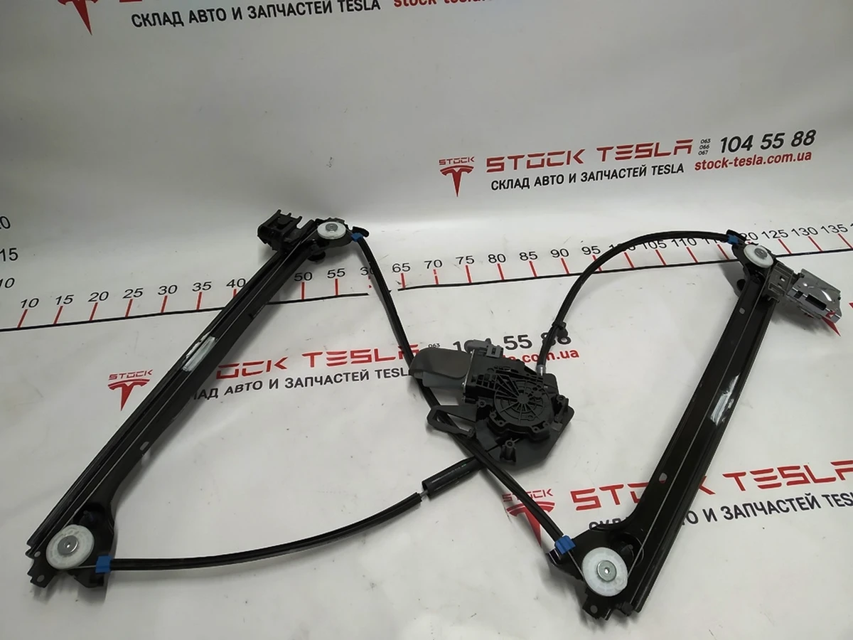 1 Склопідйомник передній лівий (деформована напрямна планка) Tesla model X 1028818-00-F