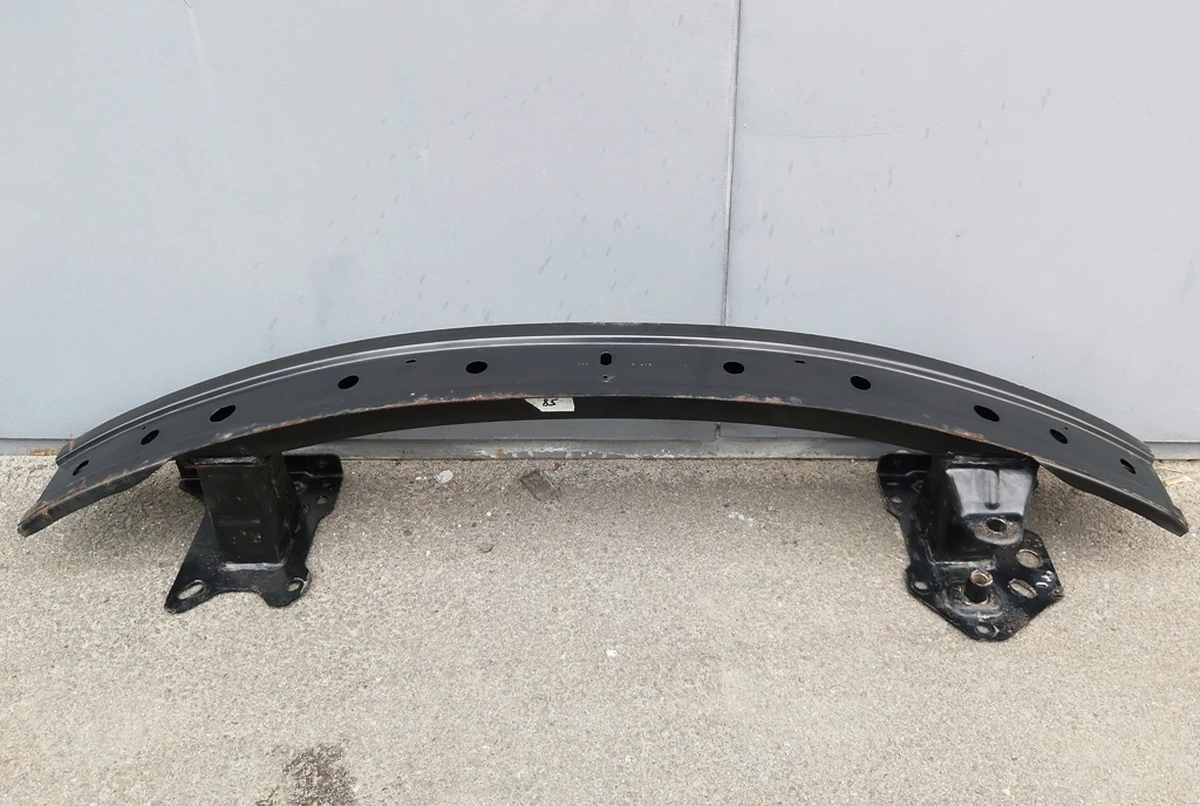 1 Усилитель бампера переднего (USA) со следами окисления Tesla model X 1030105-00-D