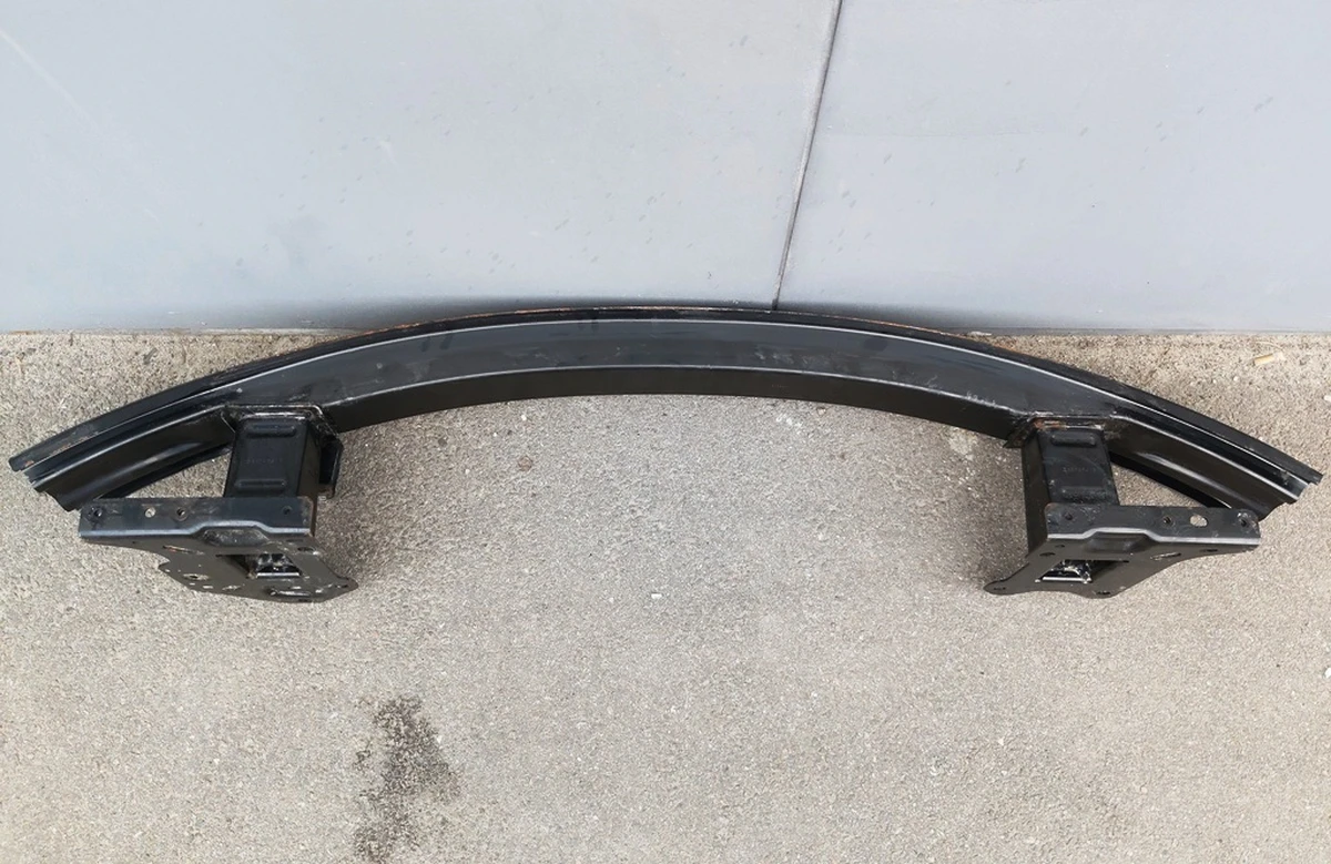 1 Усилитель бампера переднего (USA) со следами окисления Tesla model X 1030105-00-D