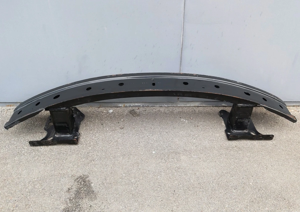 1 Усилитель бампера переднего (USA) со следами окисления Tesla model X 1030105-00-D