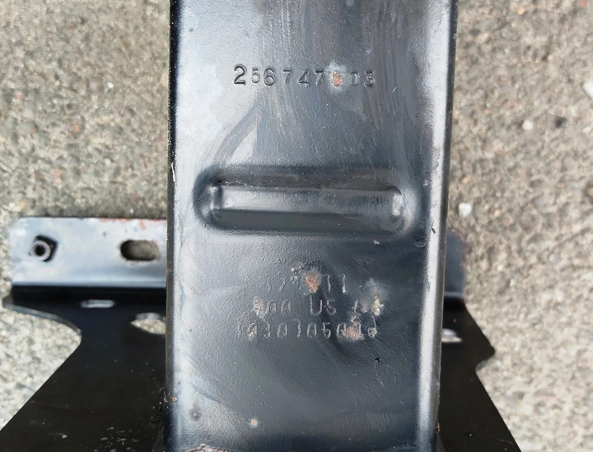 1 Усилитель бампера переднего (USA) со следами окисления Tesla model X 1030105-00-D