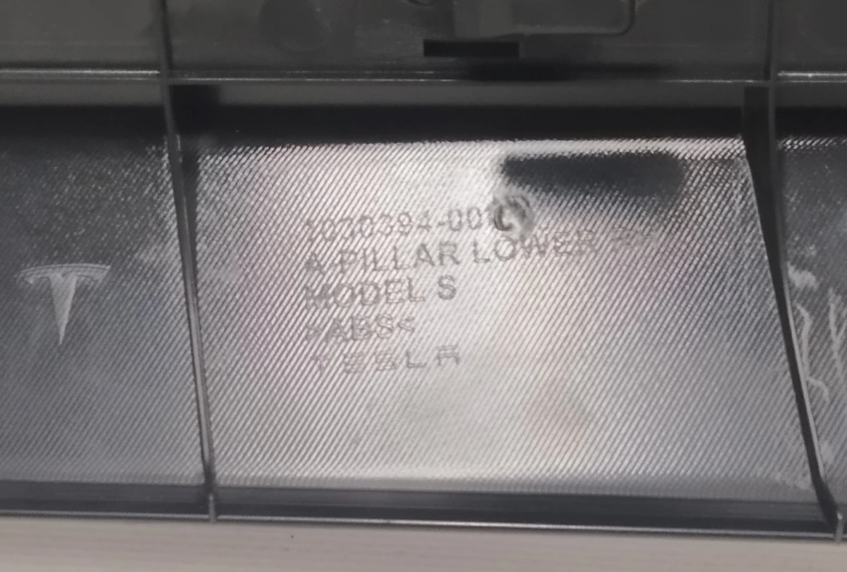 8 A-pillar sill trim lower right (with insert) with damage Tesla model S, model S REST 1030391-00-F