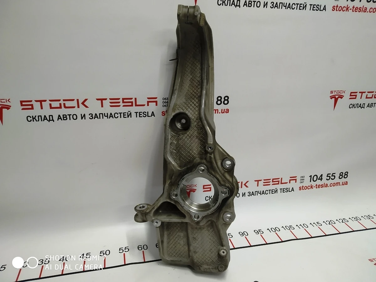 1 Knuckle rotary front left AWD Tesla model S 1030605-00-D