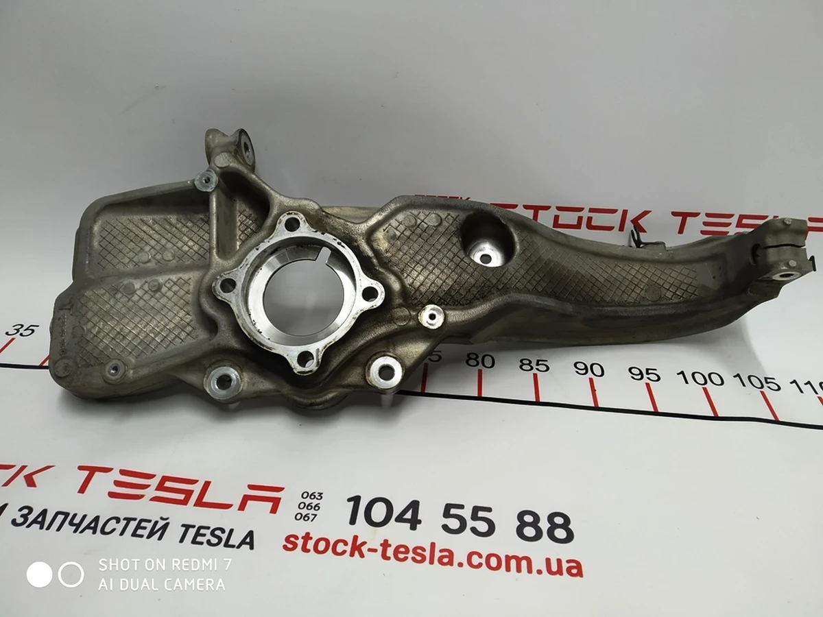 Кулак поворотный передний левый AWD Tesla model S 1030605-00-D