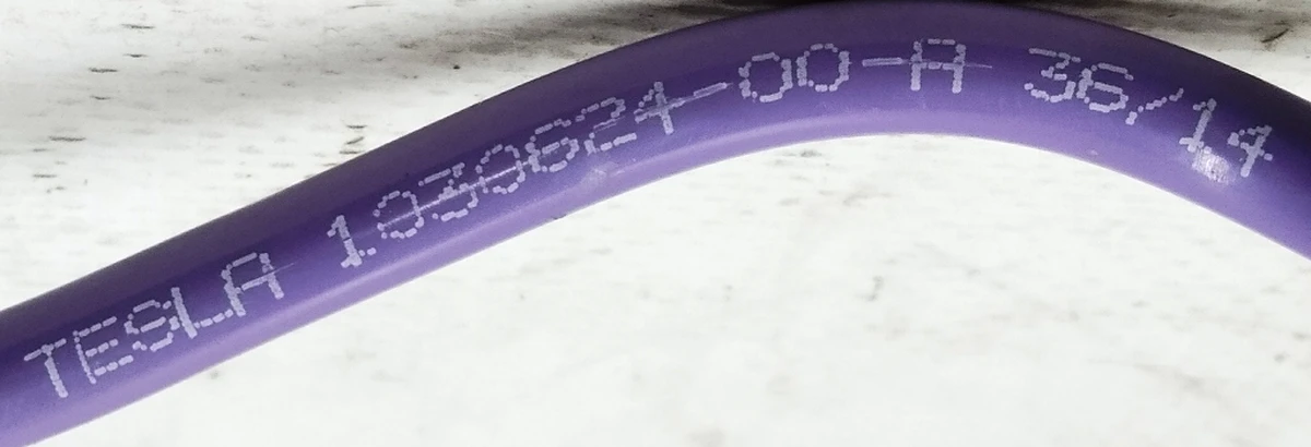 Трубка блоку клапанів пневмопідвіски (велика) Tesla model S 1030624-00-A