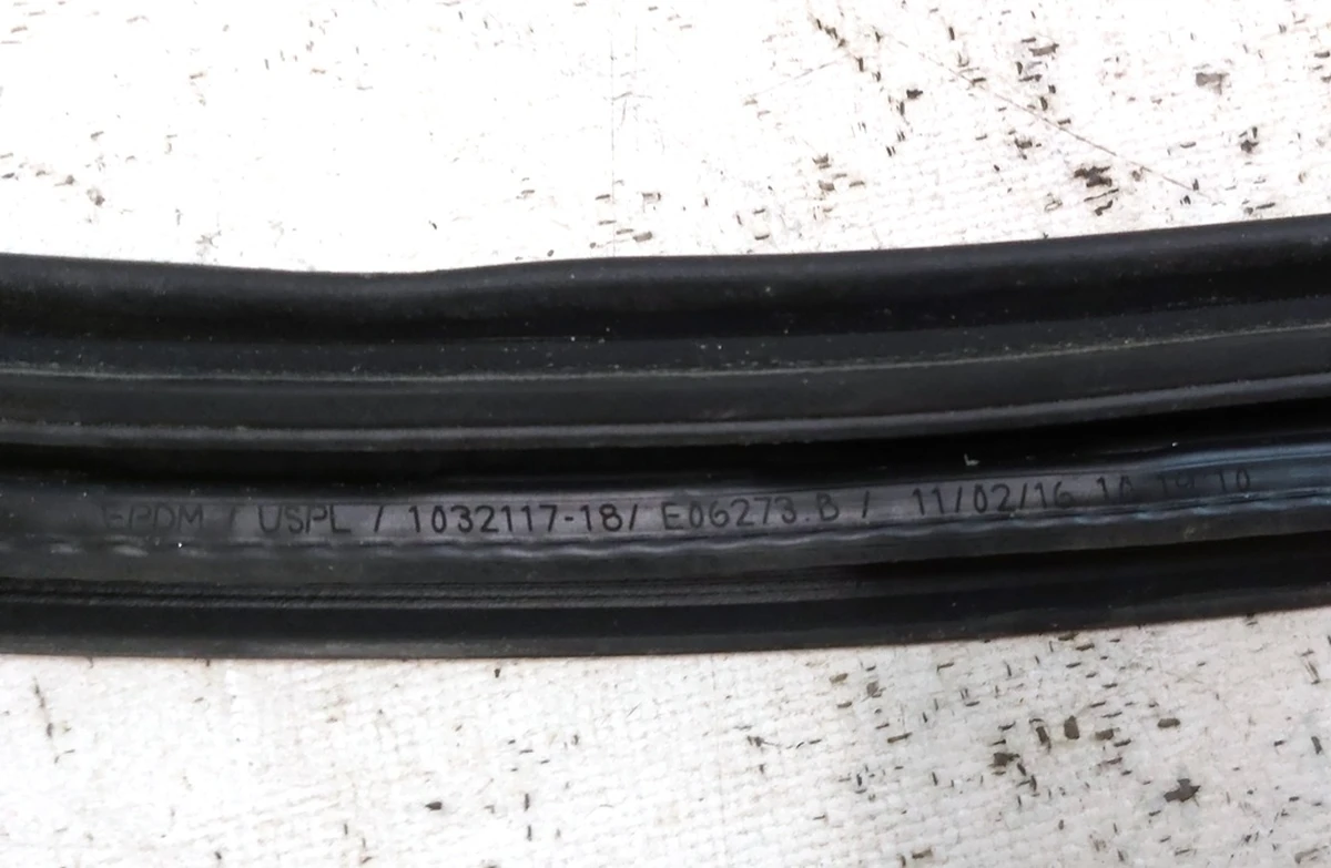 3 Ущільнювач отвору дверей передньої лівої Tesla model X 1459235-00-E