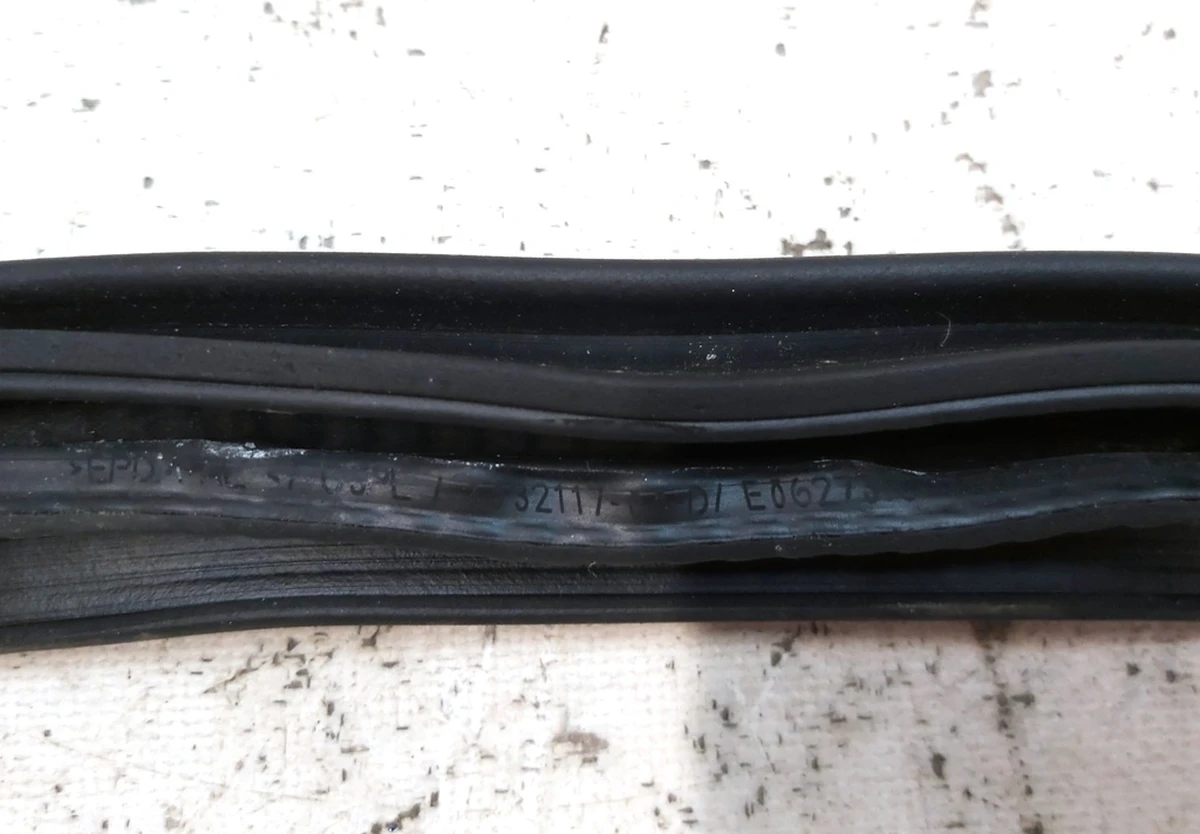 3 Ущільнювач отвору дверей передньої правої Tesla model X 1459237-00-E