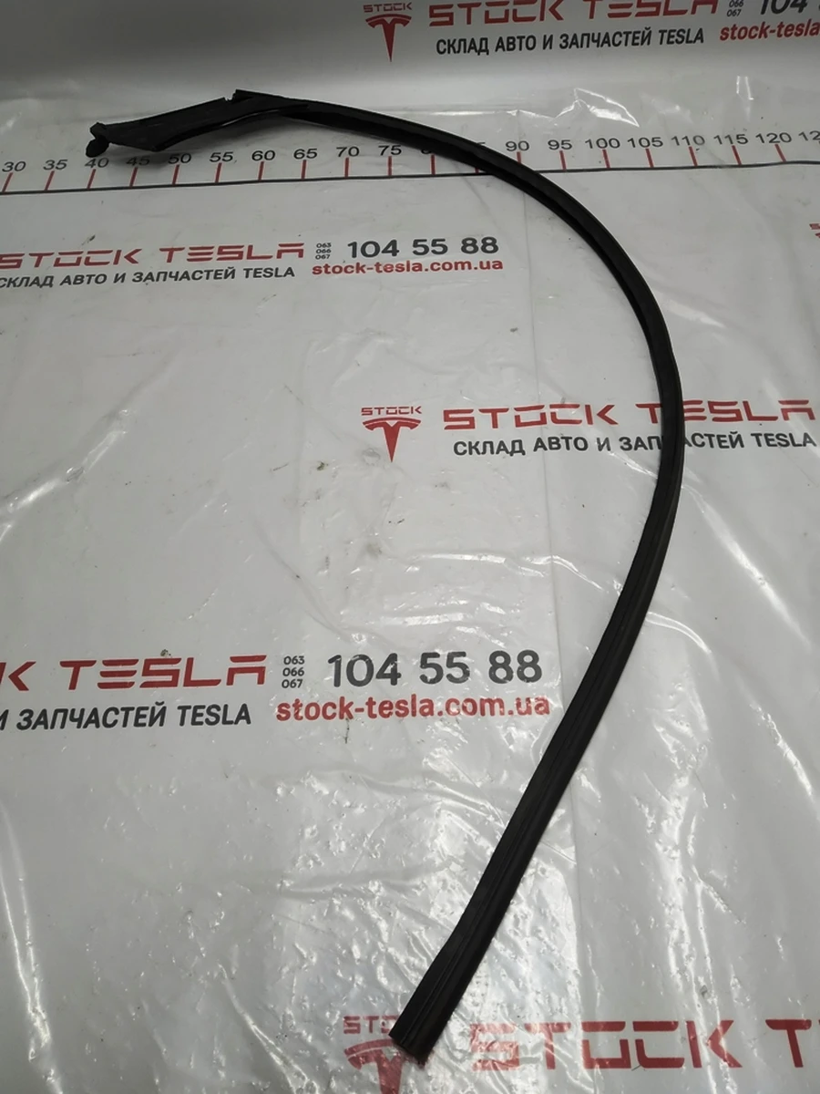 Уплотнитель двери передней верхний правый Tesla model X 1032146-00-C