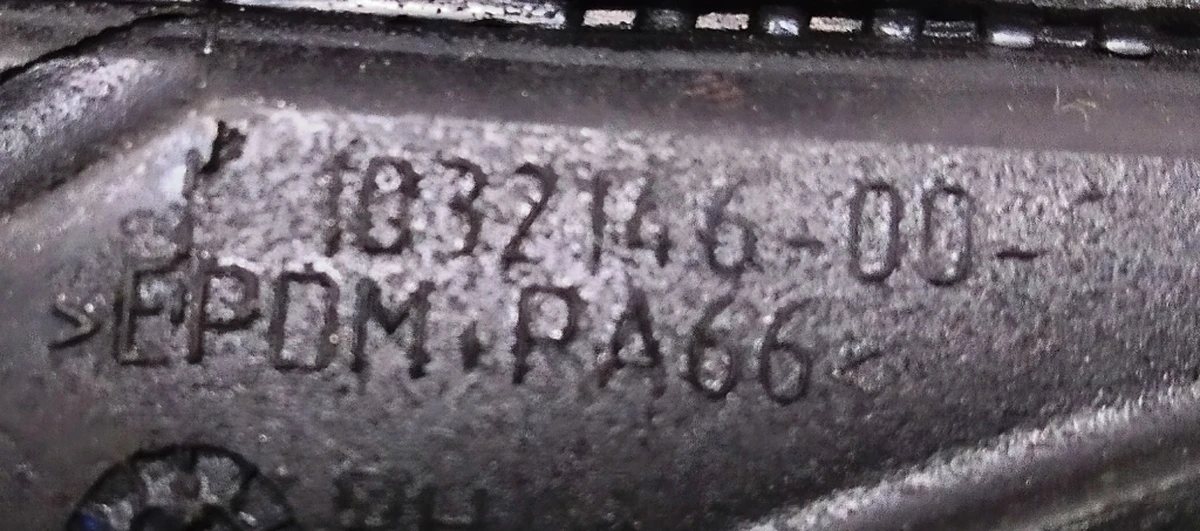 Уплотнитель двери передней верхний правый Tesla model X 1032146-00-C