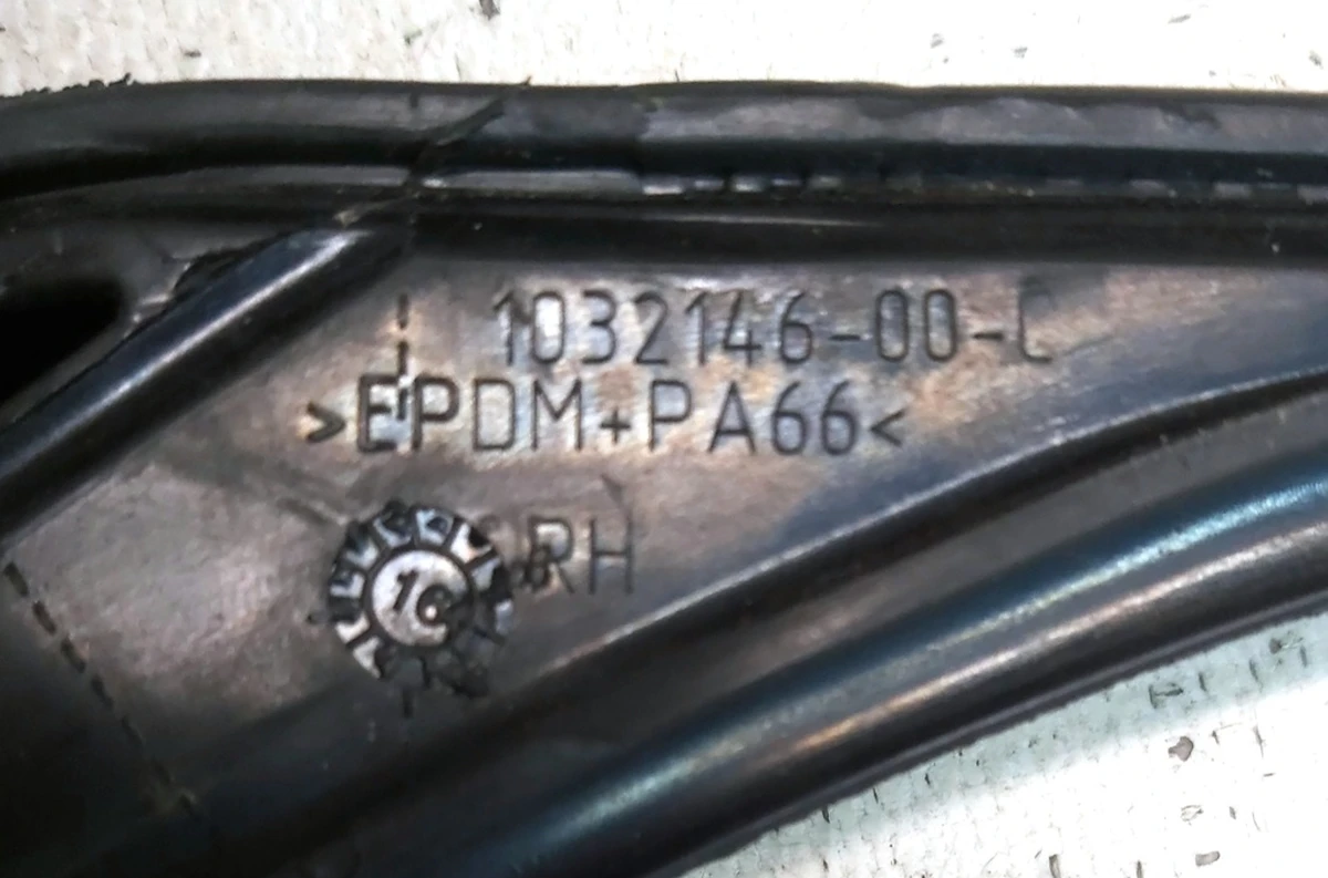 1 Ущільнювач двері передньої верхній правий Tesla model X 1032146-00-C