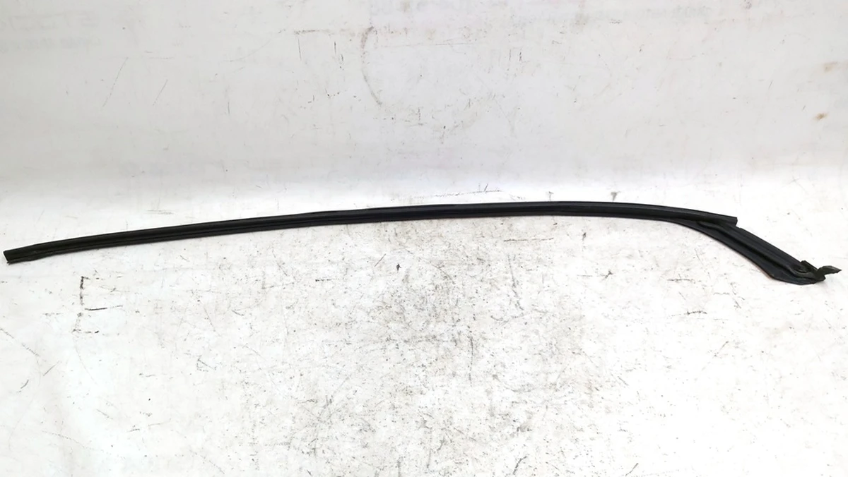 1 Ущільнювач двері передньої верхній правий Tesla model X 1032146-00-C