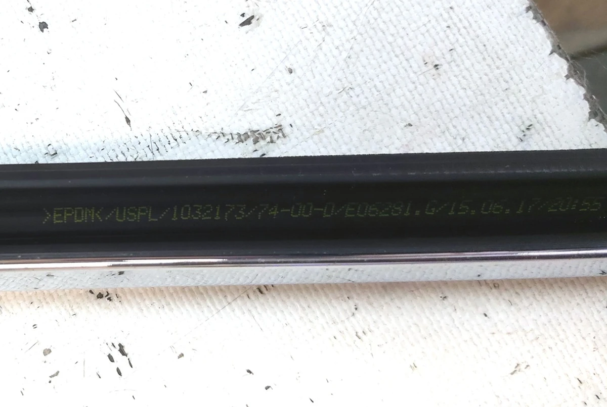 1 Молдинг зовнішній дверей передніх лівих хром з пошкодженням Tesla model X 1032165-88-D