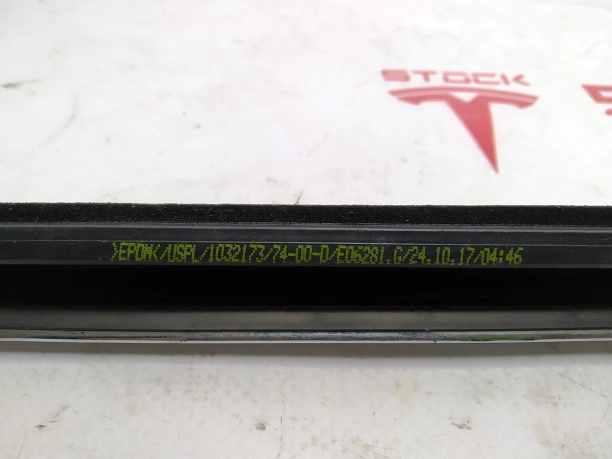 1 Molding exterior door front right chrome Tesla model X 1032166-88-D