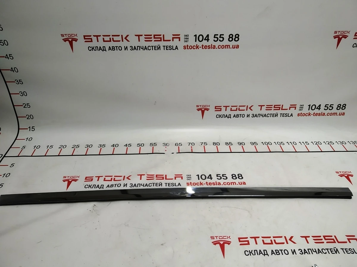 1 Molding exterior door front right chrome Tesla model X 1032166-88-D
