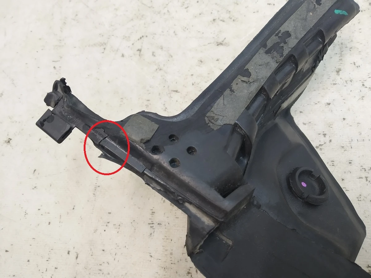 2 Уплотнитель верхний двери передней левой (повреждение) Tesla Model X 1472044-00-A