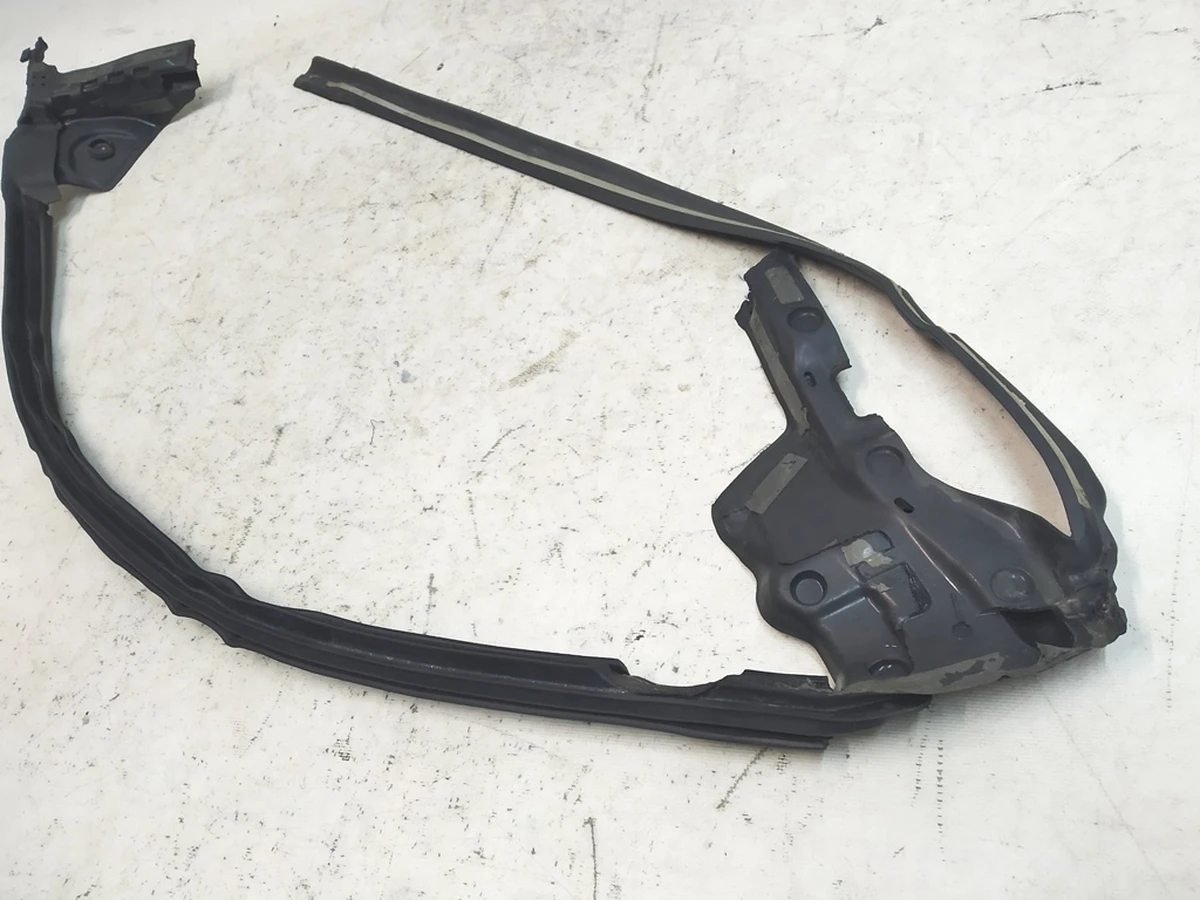 2 Ущільнювач верхній дверей передніх лівих (пошкодження) Tesla Model X 1472044-00-A