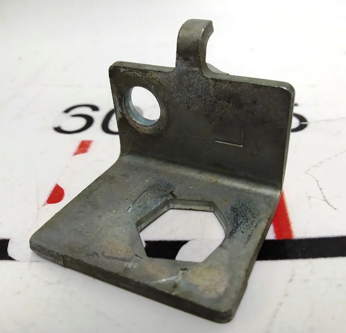 Кронштейн тормозного шланга переднего левого (на лонжероне) RWD Tesla model X S REST 1034210-00-Y