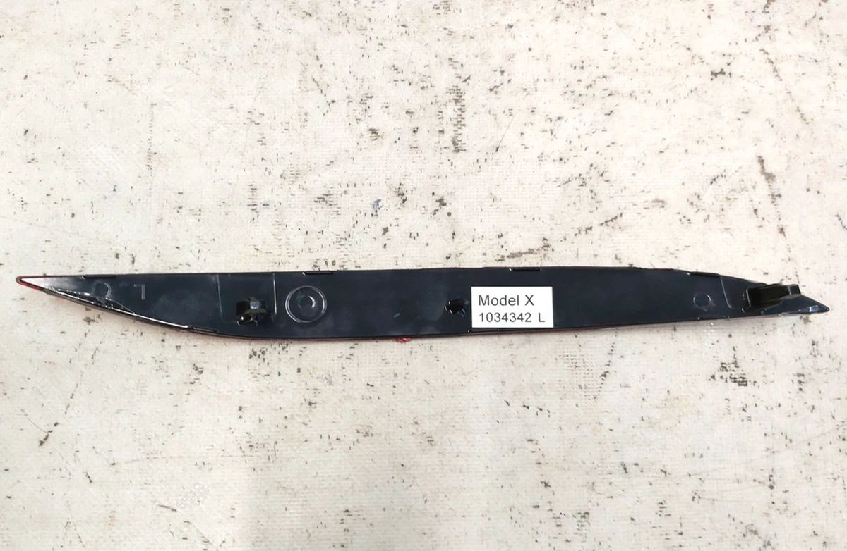 11 Відбивач заднього бампера лівий Tesla model X 1034342-00-C