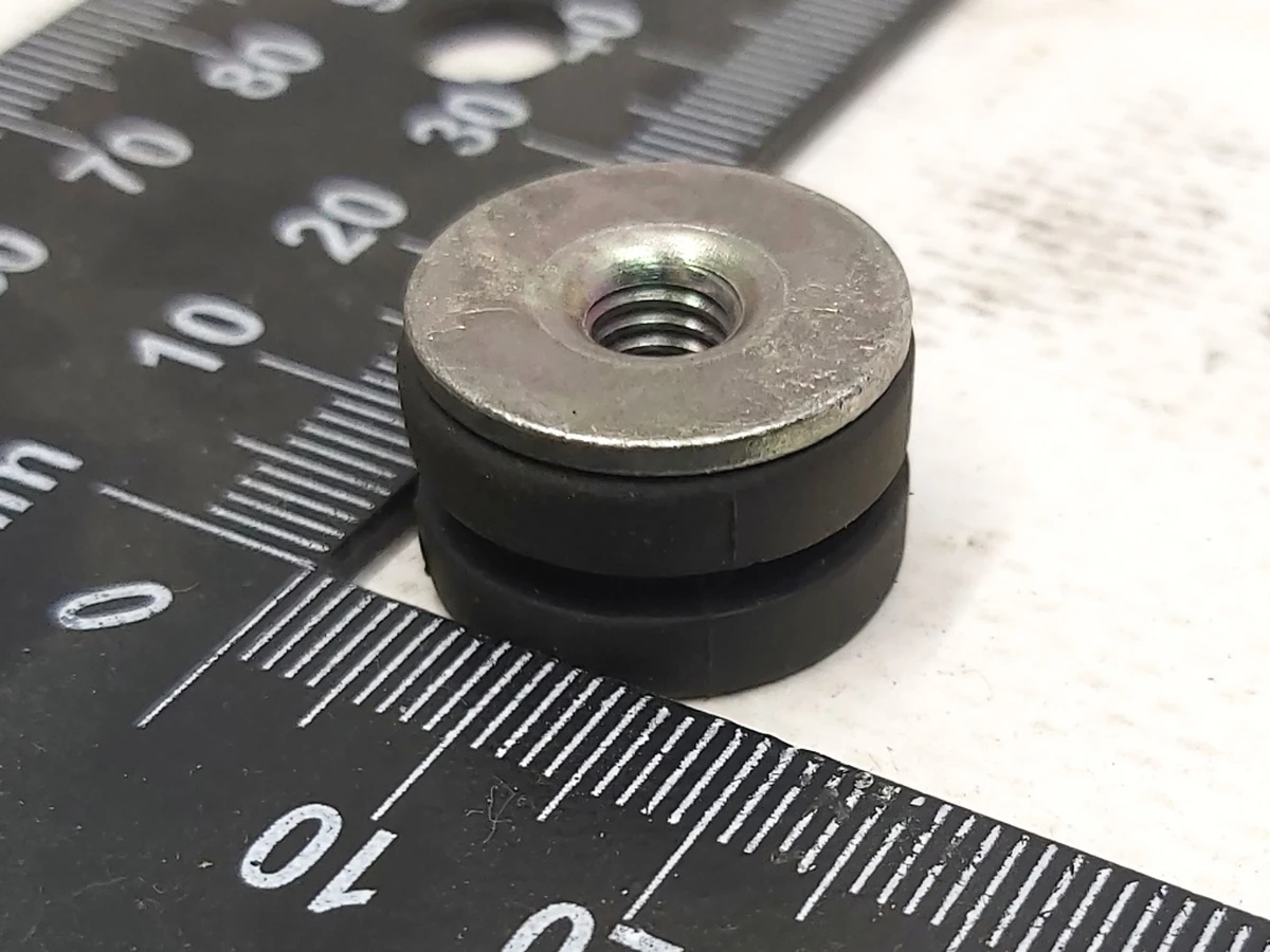 1 Подушка-демпферна кріплення приводу відкриття замку багажника/двері задньої лівої/правої Tesla model X 1034485-S0-C