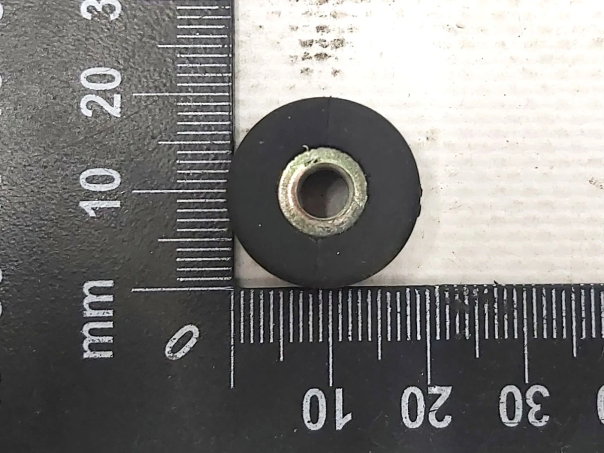 1 Подушка-демпферна кріплення приводу відкриття замку багажника/двері задньої лівої/правої Tesla model X 1034485-S0-C