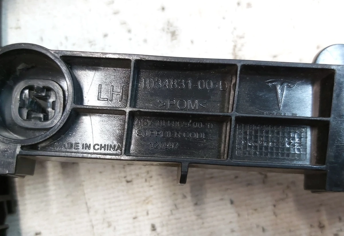 ASY, BRKT, RR WING LH with damage Tesla Model X, Model X Mar 2021 1034829-00-D