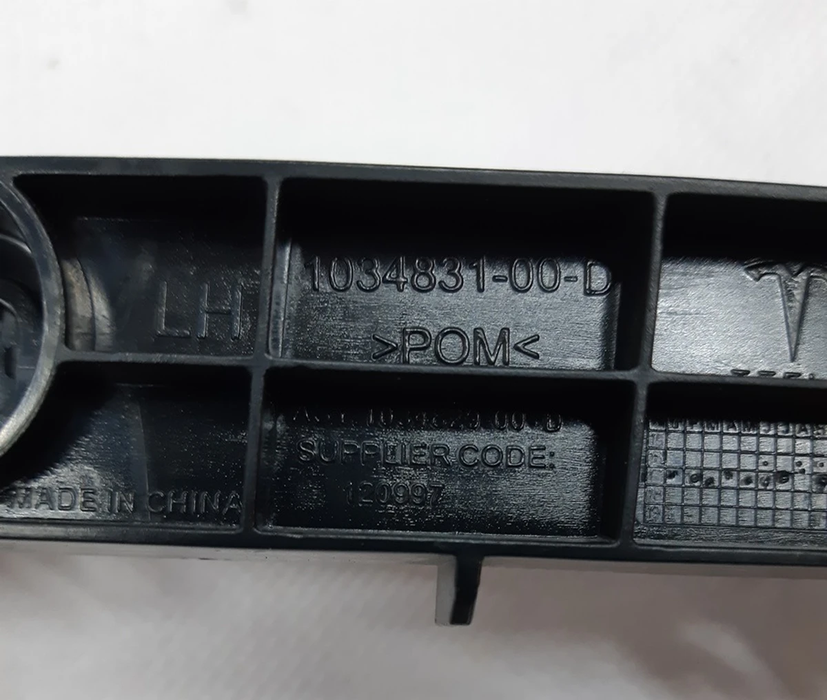 8 ASY, BRKT, RR WING LH Tesla Model X, Model X Mar 2021 1034829-00-D