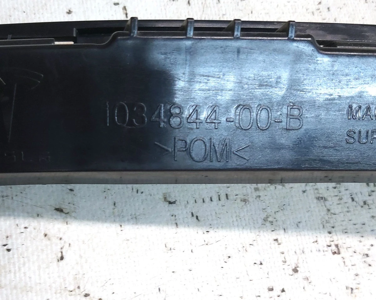 12 Кронштейн заднього бампера центральний Tesla model X 1034844-00-C